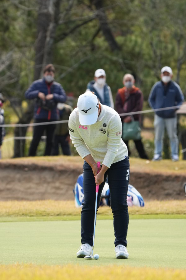 西郷真央のパッティングストローク（前方）連続写真【2021年JLPGAツアーチャンピオンシップリコーカップ】  