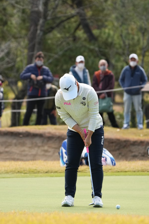 西郷真央のパッティングストローク（前方）連続写真【2021年JLPGAツアーチャンピオンシップリコーカップ】  