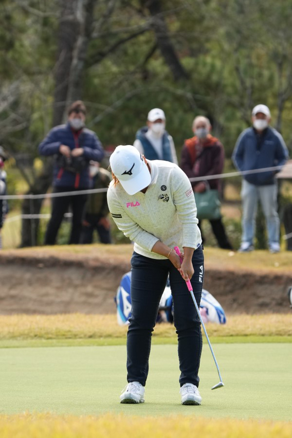 西郷真央のパッティングストローク（前方）連続写真【2021年JLPGAツアーチャンピオンシップリコーカップ】  