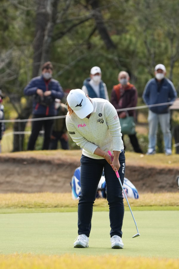 西郷真央のパッティングストローク（前方）連続写真【2021年JLPGAツアーチャンピオンシップリコーカップ】  