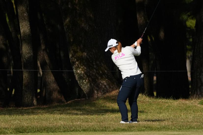 西郷真央のユーティリティスイング（ラフ）連続写真【2021年JLPGAツアーチャンピオンシップリコーカップ】    