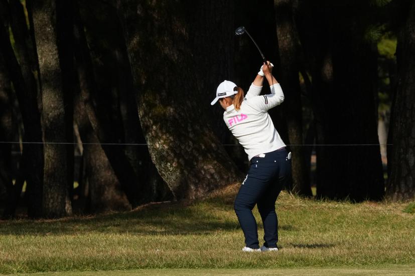 西郷真央のユーティリティスイング（ラフ）連続写真【2021年JLPGAツアーチャンピオンシップリコーカップ】    