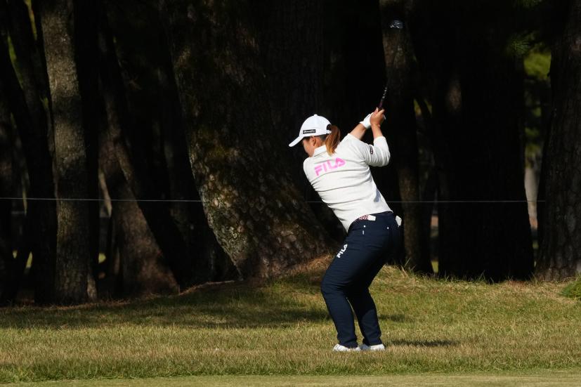 西郷真央のユーティリティスイング（ラフ）連続写真【2021年JLPGAツアーチャンピオンシップリコーカップ】    