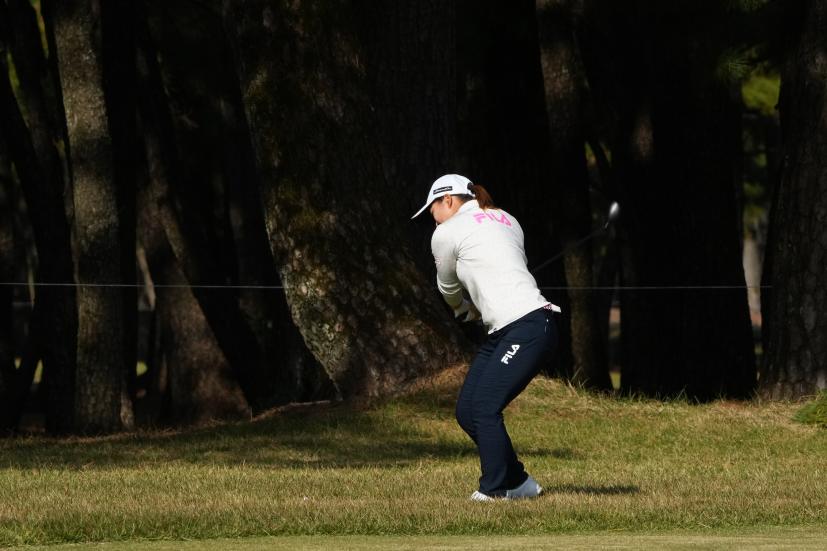 西郷真央のユーティリティスイング（ラフ）連続写真【2021年JLPGAツアーチャンピオンシップリコーカップ】    