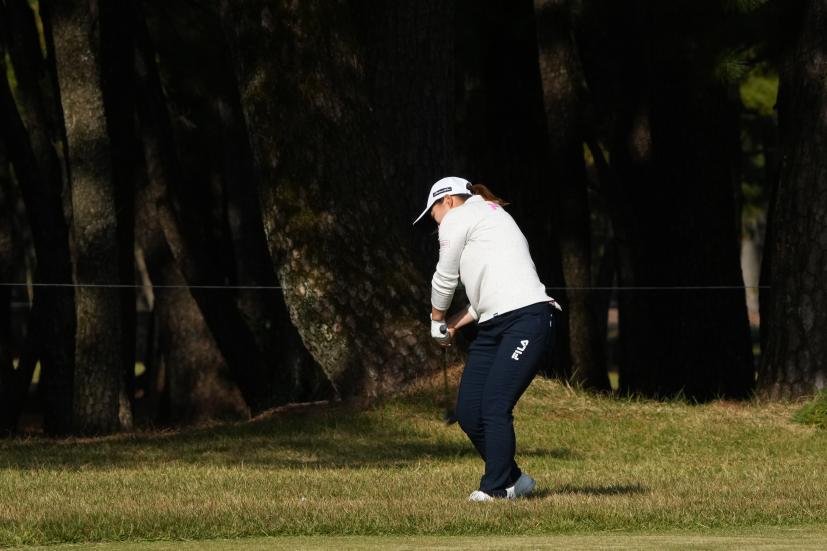 西郷真央のユーティリティスイング（ラフ）連続写真【2021年JLPGAツアーチャンピオンシップリコーカップ】    