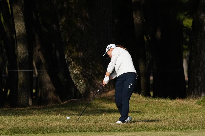 西郷真央のユーティリティスイング（ラフ）連続写真【2021年JLPGAツアーチャンピオンシップリコーカップ】    