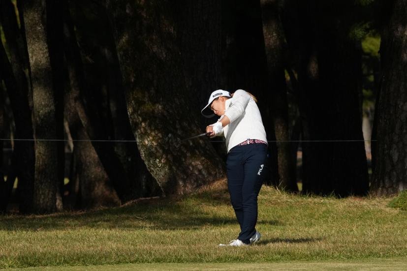 西郷真央のユーティリティスイング（ラフ）連続写真【2021年JLPGAツアーチャンピオンシップリコーカップ】    