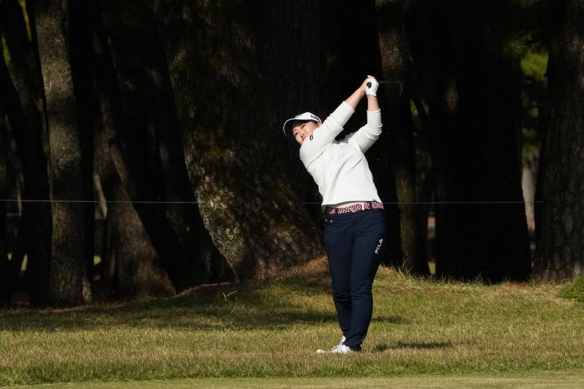 西郷真央のユーティリティスイング（ラフ）連続写真【2021年JLPGAツアーチャンピオンシップリコーカップ】    