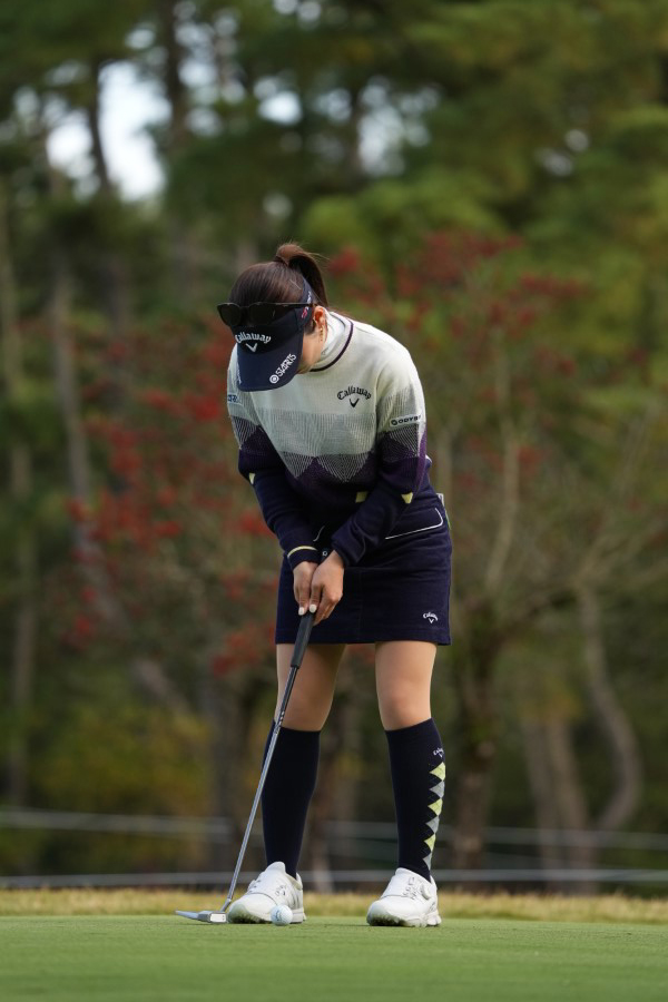 西村優菜のパッティングストローク（斜め前方）連続写真【2021年JLPGAツアーチャンピオンシップリコーカップ】 