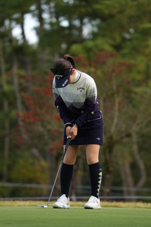 西村優菜のパッティングストローク（斜め前方）連続写真【2021年JLPGAツアーチャンピオンシップリコーカップ】 