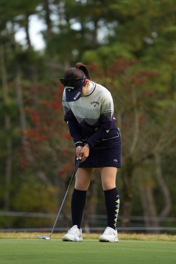 西村優菜のパッティングストローク（斜め前方）連続写真【2021年JLPGAツアーチャンピオンシップリコーカップ】 