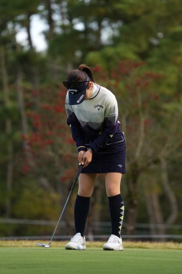 西村優菜のパッティングストローク（斜め前方）連続写真【2021年JLPGAツアーチャンピオンシップリコーカップ】 