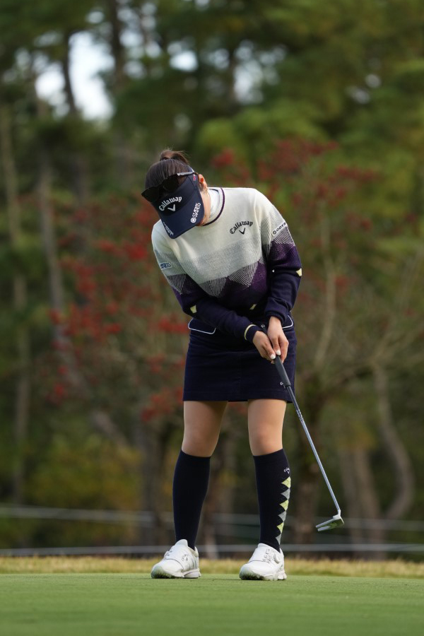 西村優菜のパッティングストローク（斜め前方）連続写真【2021年JLPGAツアーチャンピオンシップリコーカップ】 