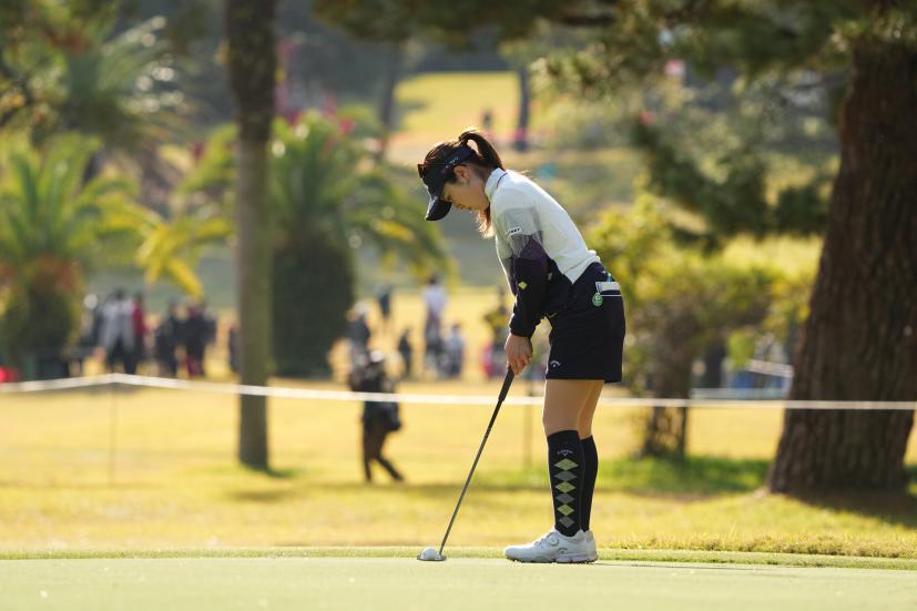西村優菜のパッティングストローク（側面）連続写真【2021年JLPGAツアーチャンピオンシップリコーカップ】   