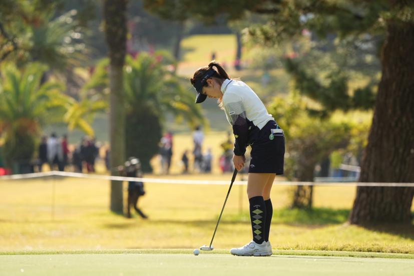 西村優菜のパッティングストローク（側面）連続写真【2021年JLPGA