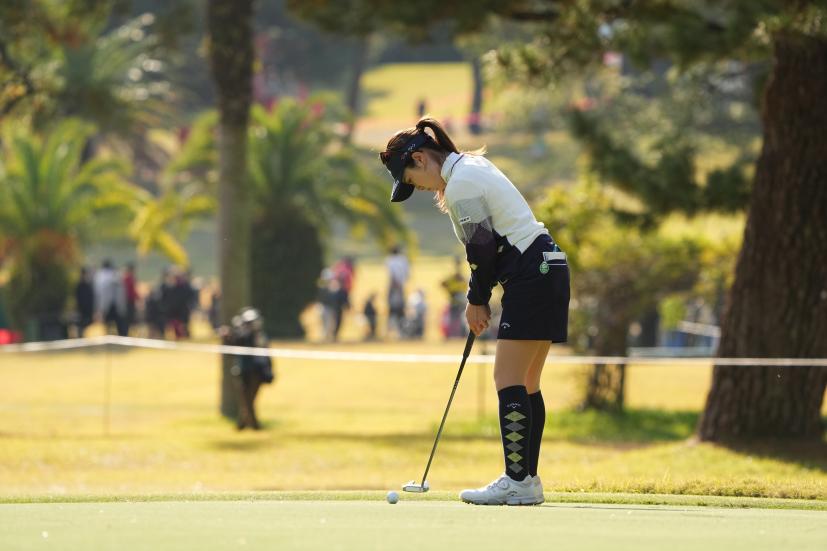 西村優菜のパッティングストローク（側面）連続写真【2021年JLPGAツアーチャンピオンシップリコーカップ】   