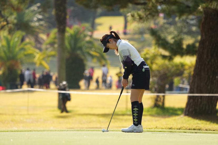 西村優菜のパッティングストローク（側面）連続写真【2021年JLPGAツアーチャンピオンシップリコーカップ】   