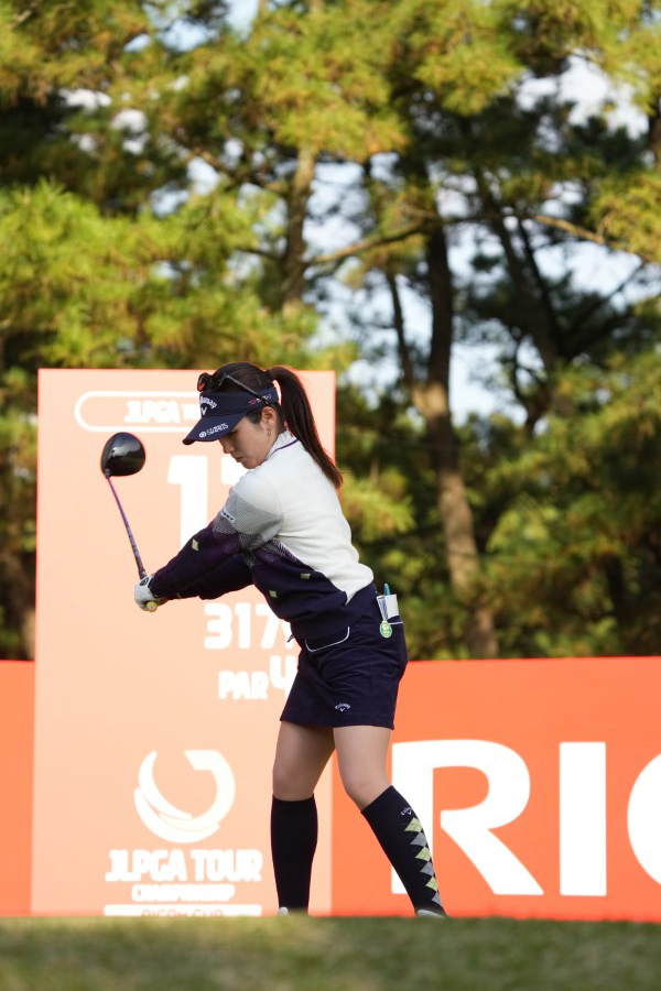 西村優菜のドライバースイング（斜め前方）連続写真【2021年JLPGAツアーチャンピオンシップリコーカップ】