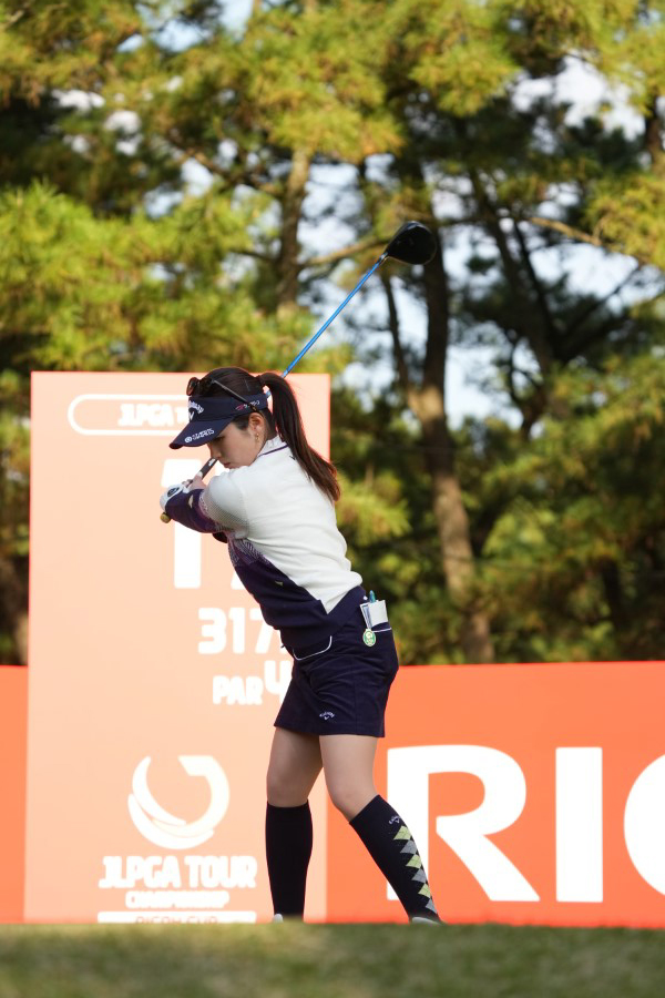 西村優菜のドライバースイング（斜め前方）連続写真【2021年JLPGAツアーチャンピオンシップリコーカップ】