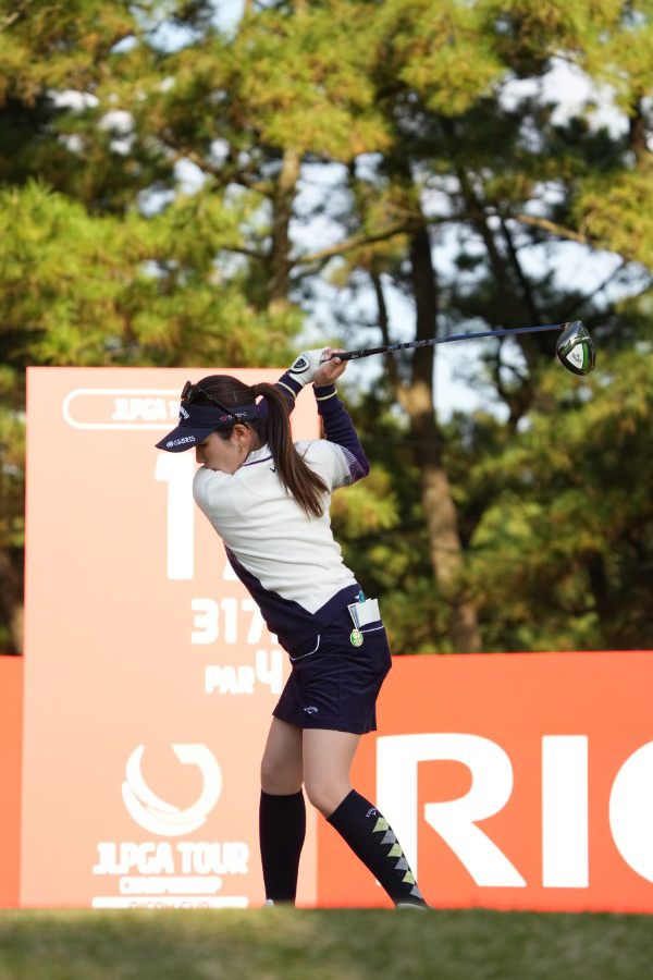 西村優菜のドライバースイング（斜め前方）連続写真【2021年JLPGAツアーチャンピオンシップリコーカップ】