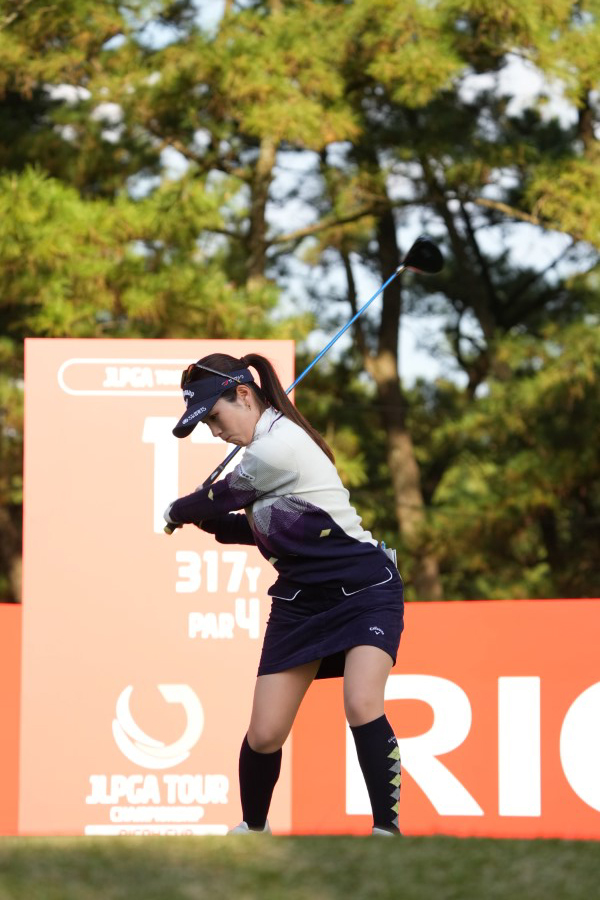 西村優菜のドライバースイング（斜め前方）連続写真【2021年JLPGAツアーチャンピオンシップリコーカップ】