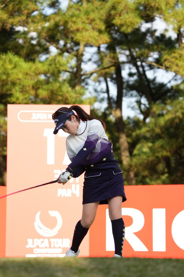 西村優菜のドライバースイング（斜め前方）連続写真【2021年JLPGAツアーチャンピオンシップリコーカップ】