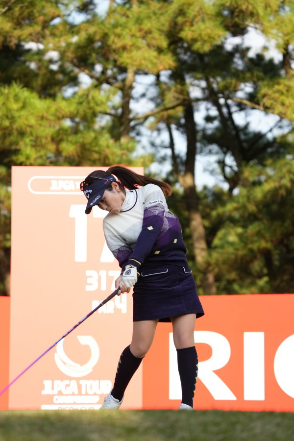 西村優菜のドライバースイング（斜め前方）連続写真【2021年JLPGAツアーチャンピオンシップリコーカップ】