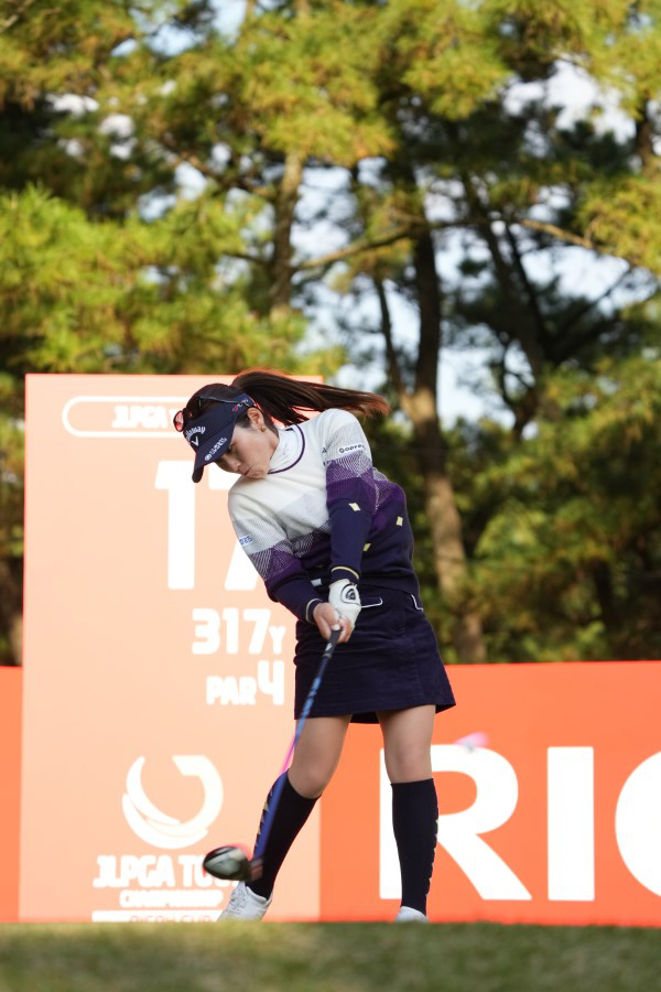西村優菜のドライバースイング（斜め前方）連続写真【2021年JLPGAツアーチャンピオンシップリコーカップ】