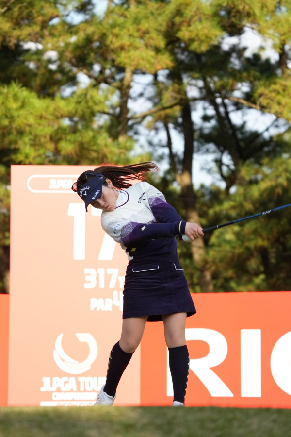 西村優菜のドライバースイング（斜め前方）連続写真【2021年JLPGAツアーチャンピオンシップリコーカップ】