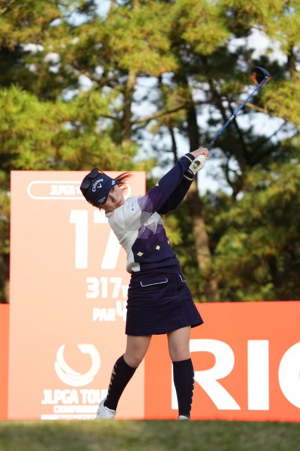西村優菜のドライバースイング（斜め前方）連続写真【2021年JLPGAツアーチャンピオンシップリコーカップ】