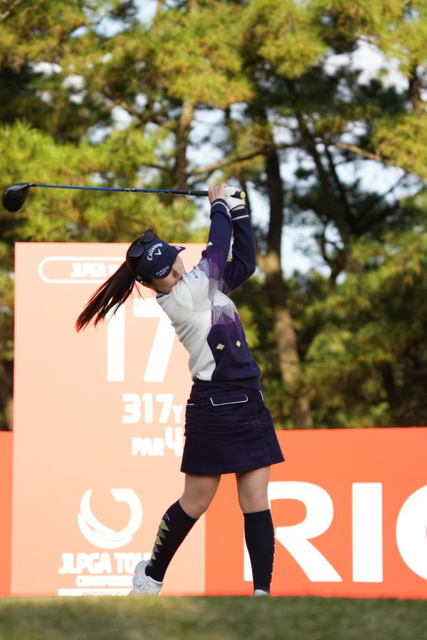 西村優菜のドライバースイング（斜め前方）連続写真【2021年JLPGAツアーチャンピオンシップリコーカップ】