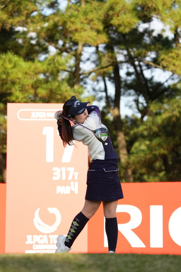 西村優菜のドライバースイング（斜め前方）連続写真【2021年JLPGAツアーチャンピオンシップリコーカップ】