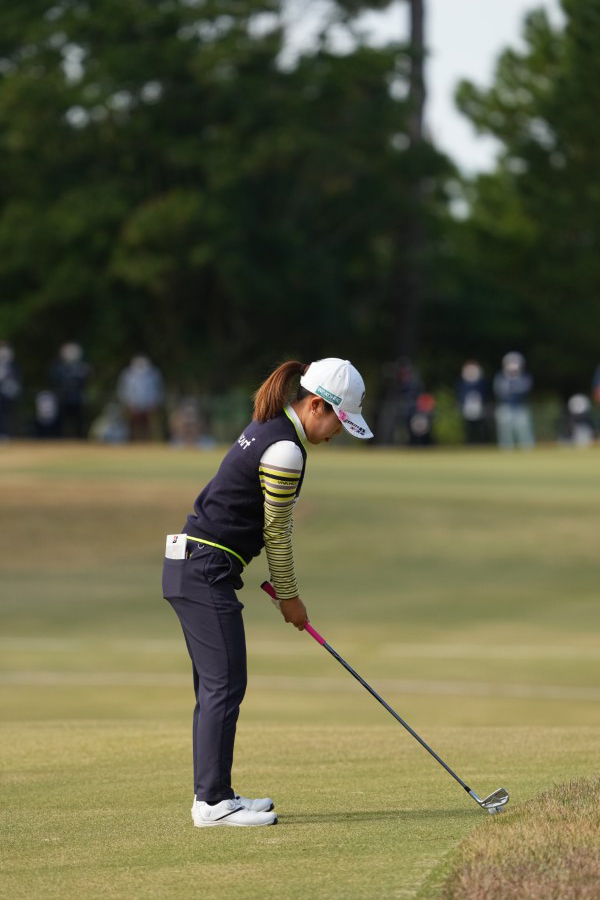 古江彩佳のアイアンスイング（後方）連続写真【2021年JLPGAツアーチャンピオンシップリコーカップ】