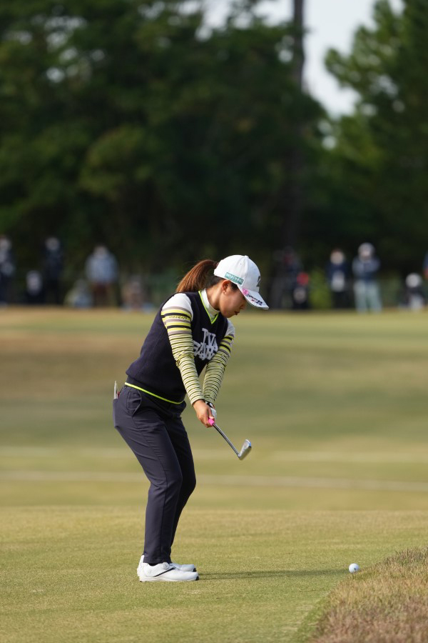 古江彩佳のアイアンスイング（後方）連続写真【2021年JLPGAツアーチャンピオンシップリコーカップ】