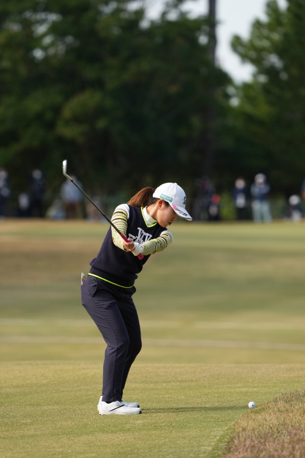 古江彩佳のアイアンスイング（後方）連続写真【2021年JLPGAツアーチャンピオンシップリコーカップ】