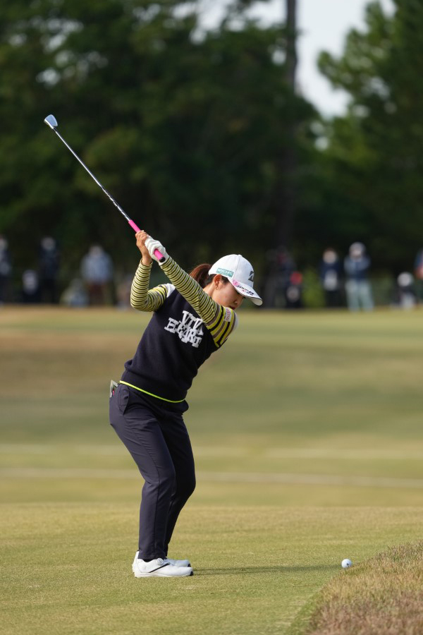 古江彩佳のアイアンスイング（後方）連続写真【2021年JLPGAツアーチャンピオンシップリコーカップ】