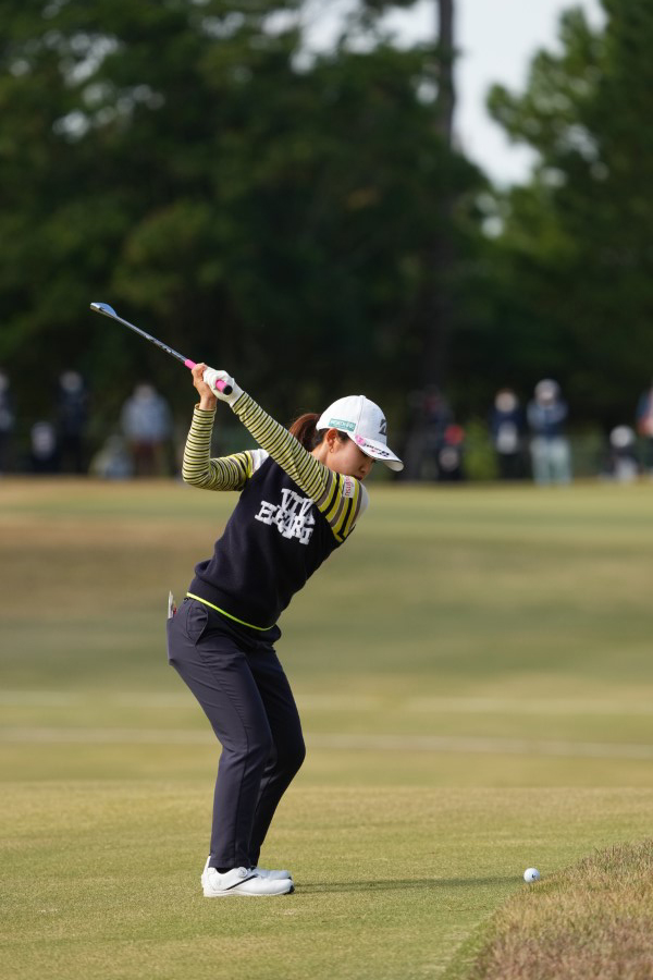 古江彩佳のアイアンスイング（後方）連続写真【2021年JLPGAツアーチャンピオンシップリコーカップ】