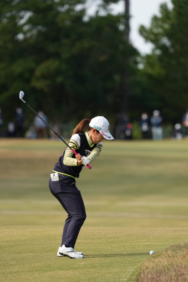 古江彩佳のアイアンスイング（後方）連続写真【2021年JLPGAツアーチャンピオンシップリコーカップ】