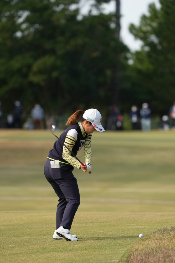 古江彩佳のアイアンスイング（後方）連続写真【2021年JLPGAツアーチャンピオンシップリコーカップ】