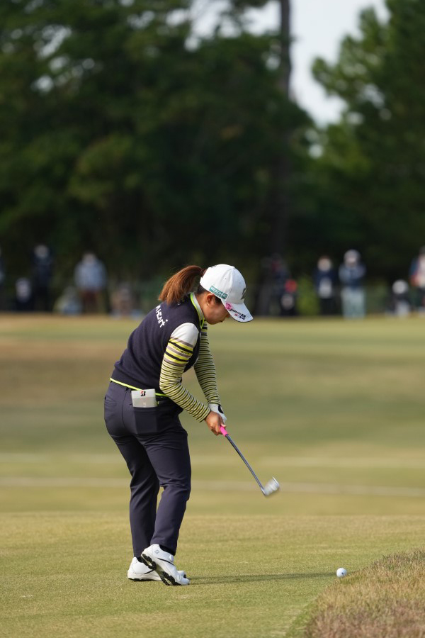 古江彩佳のアイアンスイング（後方）連続写真【2021年JLPGAツアーチャンピオンシップリコーカップ】