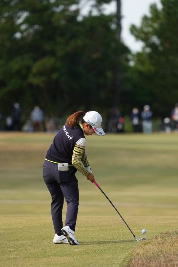 古江彩佳のアイアンスイング（後方）連続写真【2021年JLPGAツアーチャンピオンシップリコーカップ】