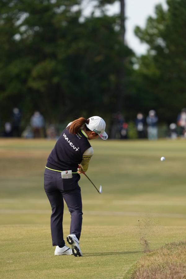 古江彩佳のアイアンスイング（後方）連続写真【2021年JLPGAツアーチャンピオンシップリコーカップ】