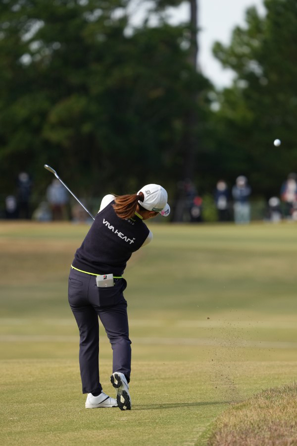 古江彩佳のアイアンスイング（後方）連続写真【2021年JLPGAツアーチャンピオンシップリコーカップ】