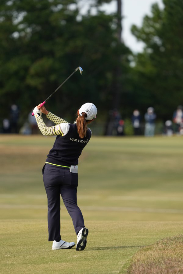 古江彩佳のアイアンスイング（後方）連続写真【2021年JLPGAツアーチャンピオンシップリコーカップ】