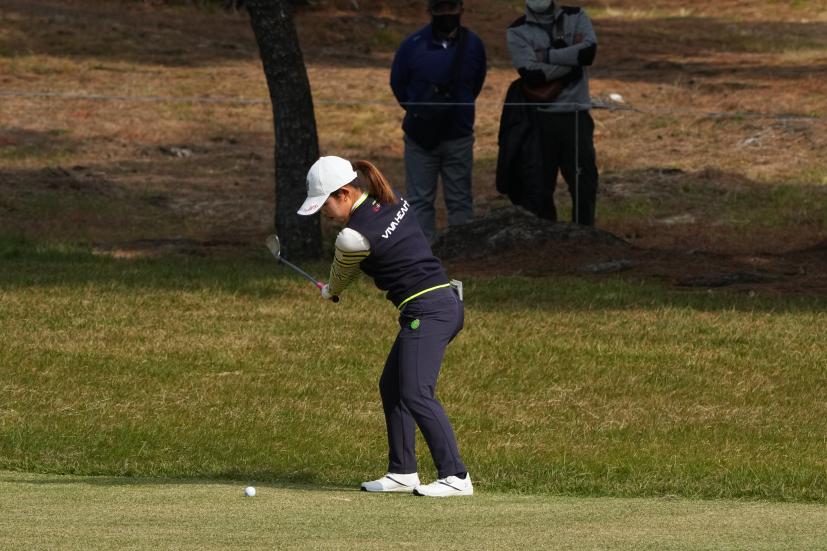 古江彩佳のウェッジスイング（フルスイング）連続写真【2021年JLPGAツアーチャンピオンシップリコーカップ】