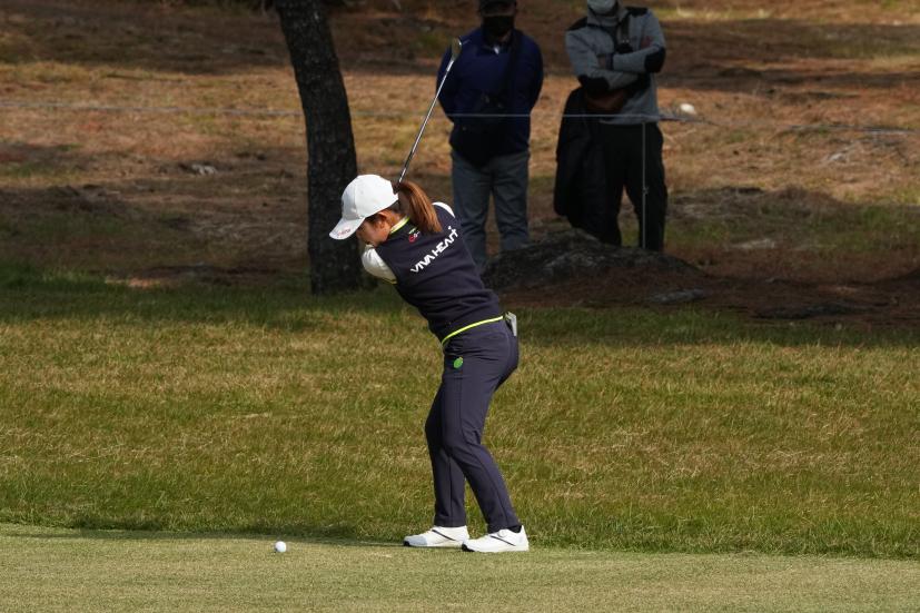 古江彩佳のウェッジスイング（フルスイング）連続写真【2021年JLPGAツアーチャンピオンシップリコーカップ】