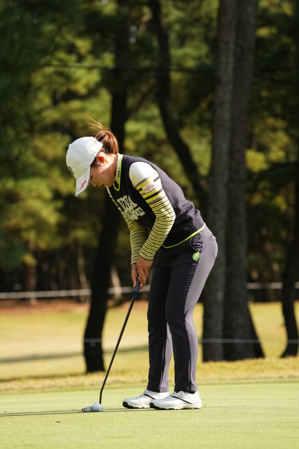 古江彩佳のパッティングストローク（斜め前方）連続写真【2021年JLPGAツアーチャンピオンシップリコーカップ】