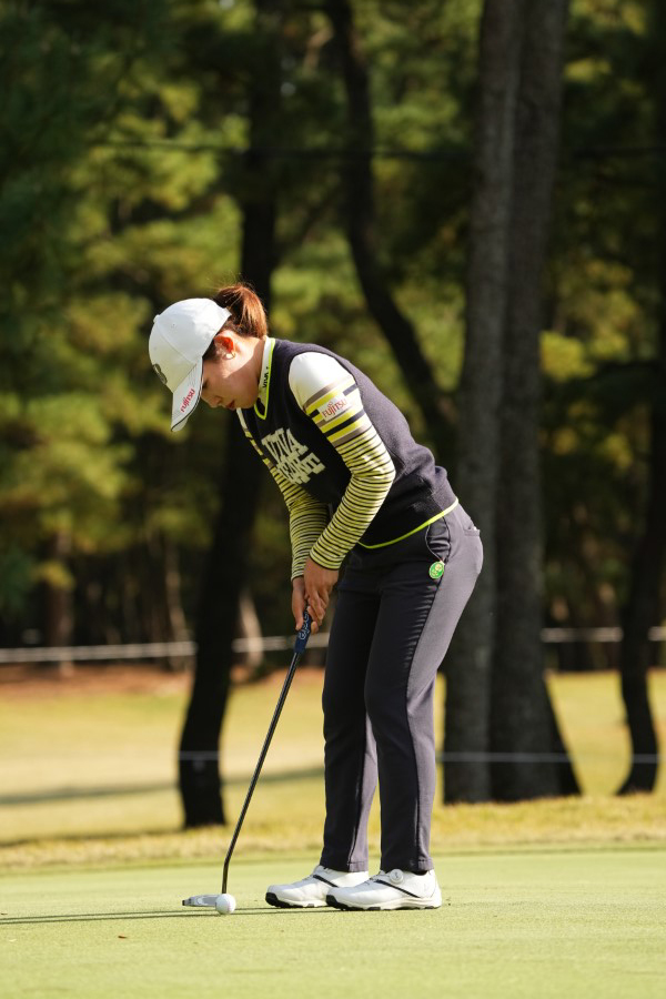 古江彩佳のパッティングストローク（斜め前方）連続写真【2021年JLPGAツアーチャンピオンシップリコーカップ】