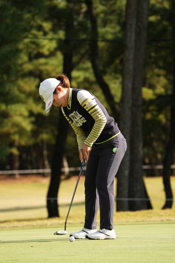 古江彩佳のパッティングストローク（斜め前方）連続写真【2021年JLPGAツアーチャンピオンシップリコーカップ】