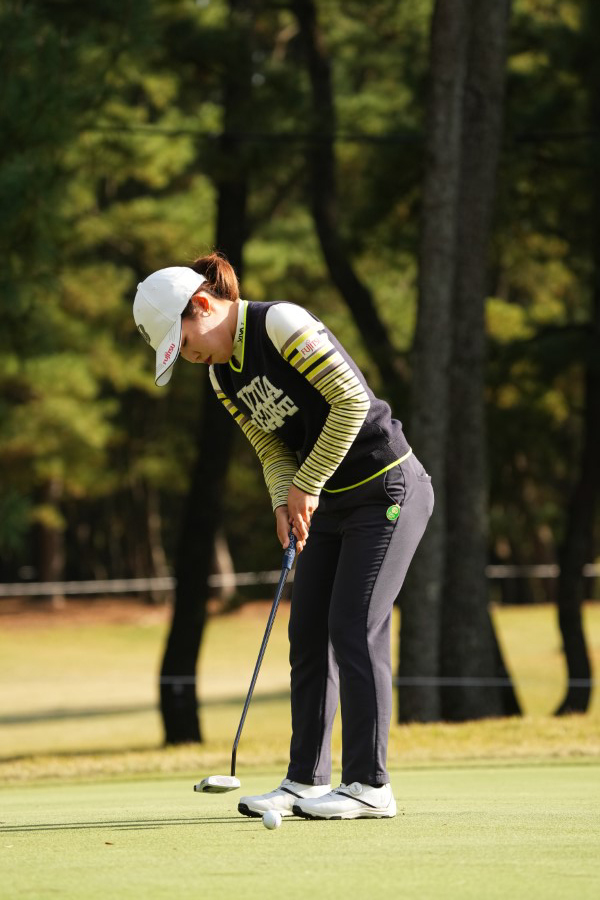 古江彩佳のパッティングストローク（斜め前方）連続写真【2021年JLPGAツアーチャンピオンシップリコーカップ】